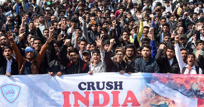 Studenti sfilano a Lahore, in Pakistan, in una marcia contro l’India in seguito alla escalation militare tra i due Stati